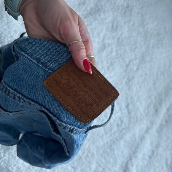 Levi's Women's High Rise Denim Jean Shorts Regular Fit 3" Size 27 - Picture 5 of 9